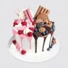Торт с клубникой и сладостями для парня и девушки №112509