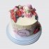 Нежный торт девочке на 5 месяцев с клубникой и мишкой из мастики №114475
