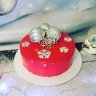 Торт на Новый год с шарами и украшениями №122340