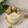 Торт на Новый год с шарами и украшениями №122342