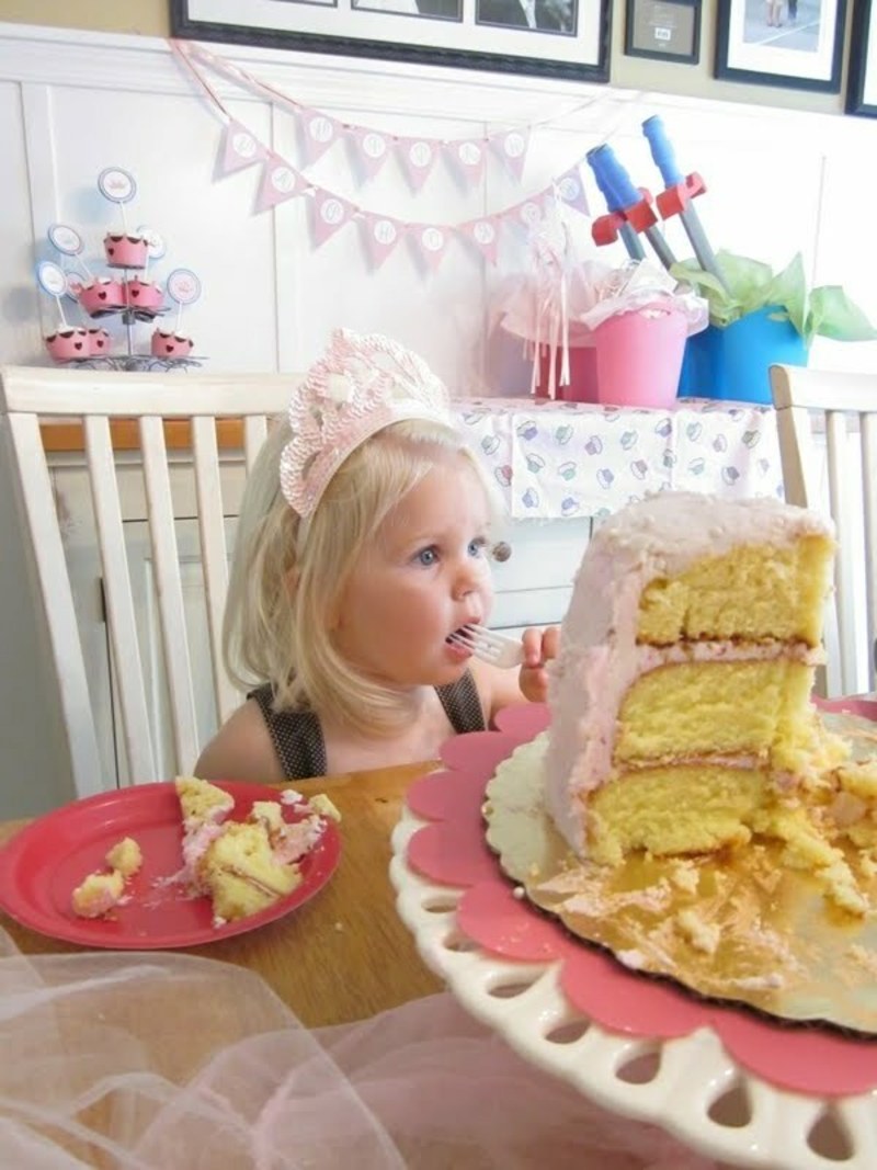 Девочка есть торт