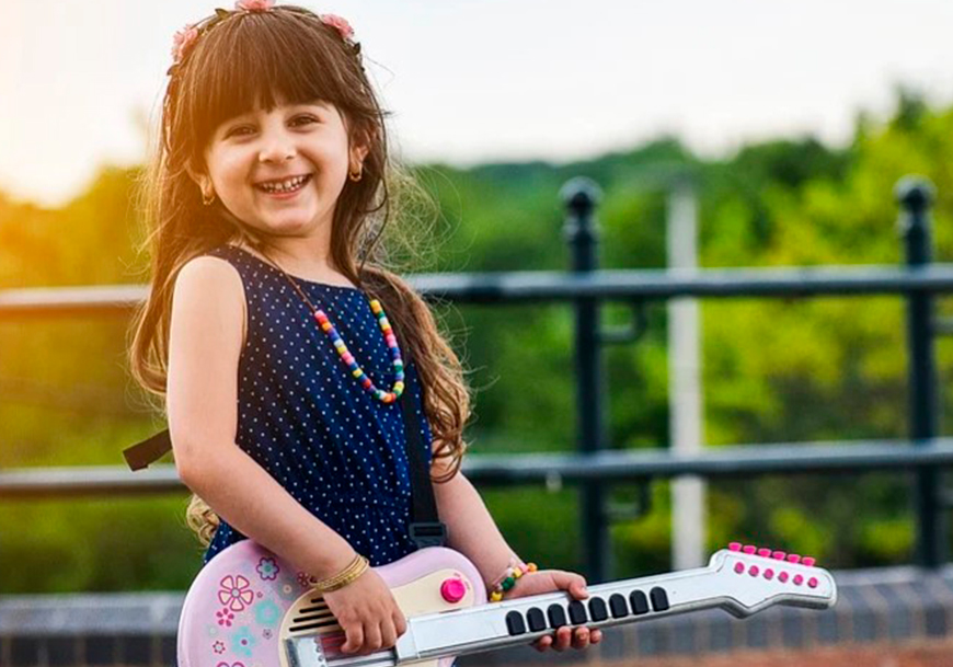 Сам гитара маленькая для ребенка 11 лет. С днём рождения 12 лет девочке. Чем увлечь девочку 12 лет. Little Singer.